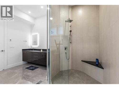 ensuite - 1068 Clarance Avenue, Kelowna, BC - Indoor Photo Showing Bathroom