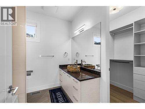 second floor ensuite - 1068 Clarance Avenue, Kelowna, BC - Indoor Photo Showing Bathroom