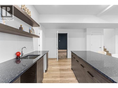 1068 Clarance Avenue, Kelowna, BC - Indoor Photo Showing Kitchen