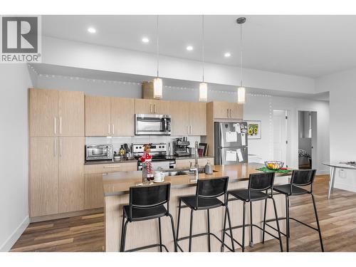 legal suite - 1068 Clarance Avenue, Kelowna, BC - Indoor Photo Showing Kitchen