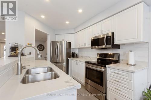 3814 Ridgepoint Way, Mississauga, ON - Indoor Photo Showing Kitchen With Stainless Steel Kitchen With Double Sink With Upgraded Kitchen