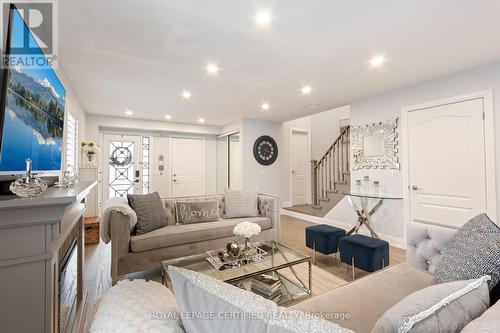 3814 Ridgepoint Way, Mississauga, ON - Indoor Photo Showing Living Room