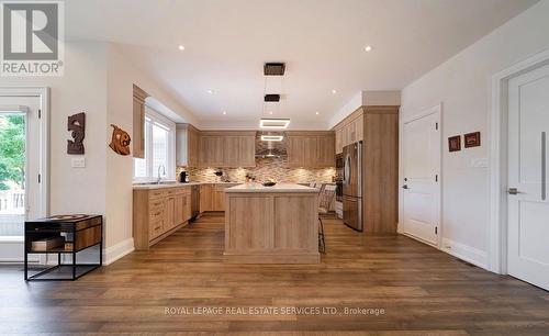 The Gourmet Kitchen is a True Centrepiece - 2163 Deyncourt Drive, Burlington, ON - Indoor