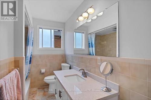 35 Trenholme Crescent, Hamilton, ON - Indoor Photo Showing Bathroom
