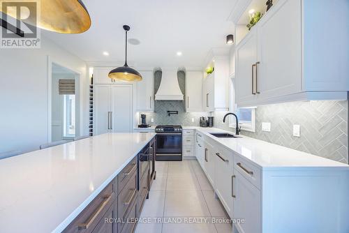 2091 Pennyroyal Street, London North (North D), ON - Indoor Photo Showing Kitchen With Upgraded Kitchen