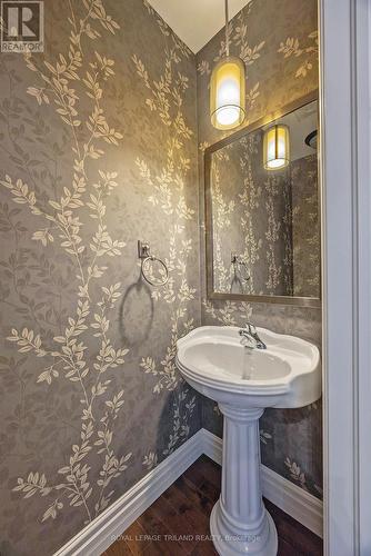 2091 Pennyroyal Street, London North (North D), ON - Indoor Photo Showing Bathroom