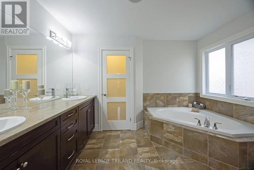 2091 Pennyroyal Street, London North (North D), ON - Indoor Photo Showing Bathroom