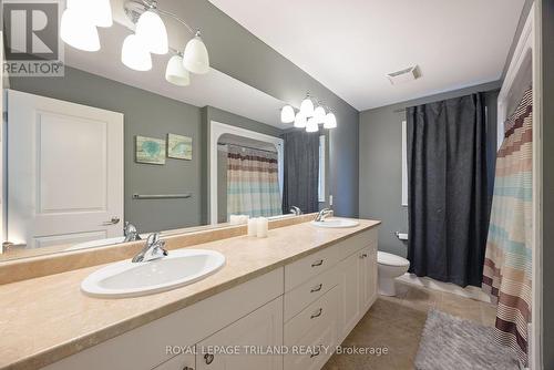 2091 Pennyroyal Street, London North (North D), ON - Indoor Photo Showing Bathroom