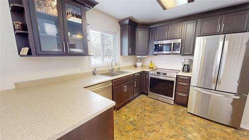 96048 4 Road E, Teulon, MB - Indoor Photo Showing Kitchen With Double Sink