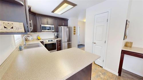 96048 4 Road E, Teulon, MB - Indoor Photo Showing Kitchen With Double Sink