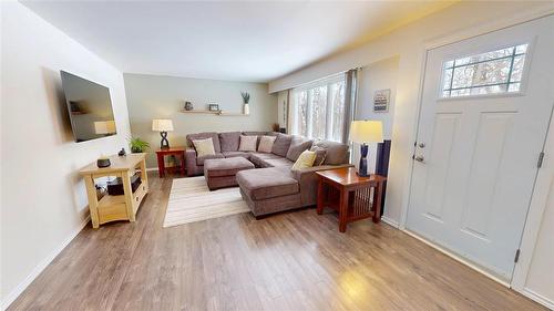 96048 4 Road E, Teulon, MB - Indoor Photo Showing Living Room