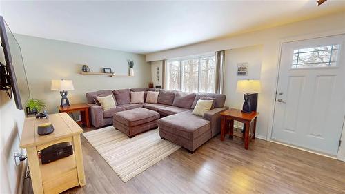 96048 4 Road E, Teulon, MB - Indoor Photo Showing Living Room