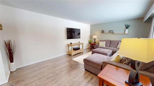 96048 4 Road E, Teulon, MB - Indoor Photo Showing Living Room
