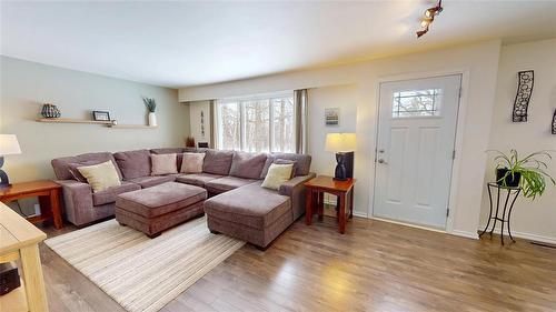 96048 4 Road E, Teulon, MB - Indoor Photo Showing Living Room