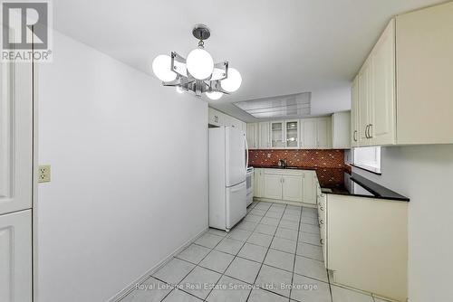 Kitchen - 611 - 5 Weldrick Road W, Richmond Hill (North Richvale), ON - Indoor