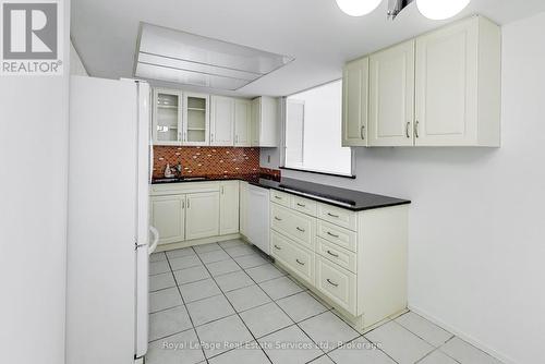 Kitchen - 611 - 5 Weldrick Road W, Richmond Hill (North Richvale), ON - Indoor Photo Showing Kitchen