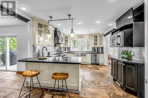 1593 Glenburnie Road, Mississauga, ON - Indoor Photo Showing Kitchen With Upgraded Kitchen