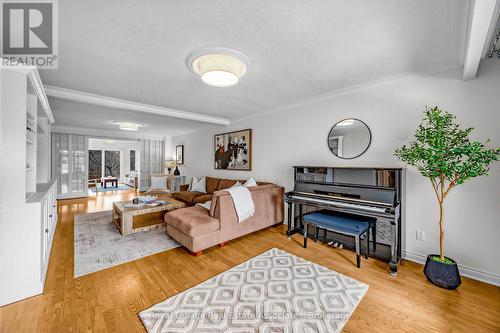 1593 Glenburnie Road, Mississauga, ON - Indoor Photo Showing Living Room