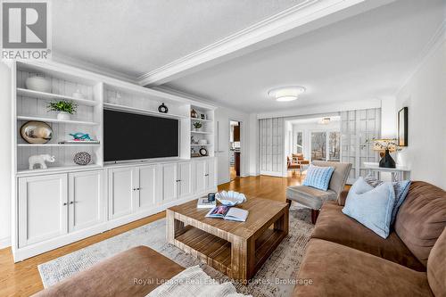 1593 Glenburnie Road, Mississauga, ON - Indoor Photo Showing Living Room