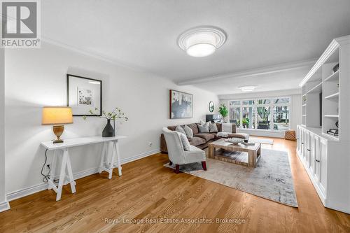 1593 Glenburnie Road, Mississauga, ON - Indoor Photo Showing Living Room