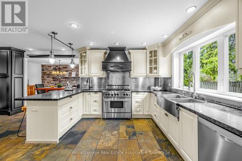 1593 Glenburnie Road, Mississauga, ON - Indoor Photo Showing Kitchen With Double Sink With Upgraded Kitchen