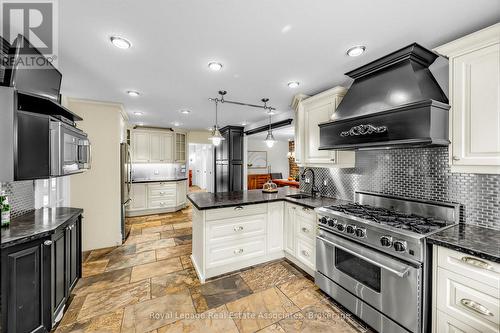 1593 Glenburnie Road, Mississauga, ON - Indoor Photo Showing Kitchen With Upgraded Kitchen