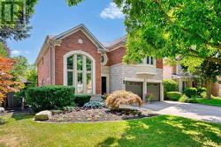 2293 CARPENTERS CIRCLE Oakville, ON L6M 3C6