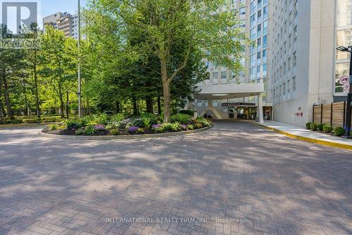 2201 - 3650 Kaneff Crescent, Mississauga, ON - Outdoor