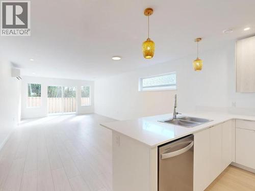7164 Edgehill Crescent, Powell River, BC - Indoor Photo Showing Kitchen With Double Sink
