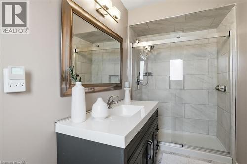 31 Republic Avenue, Hamilton, ON - Indoor Photo Showing Bathroom