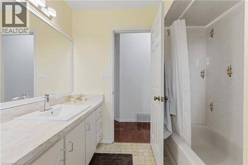 833 Brigadoon Drive, Hamilton, ON - Indoor Photo Showing Bathroom