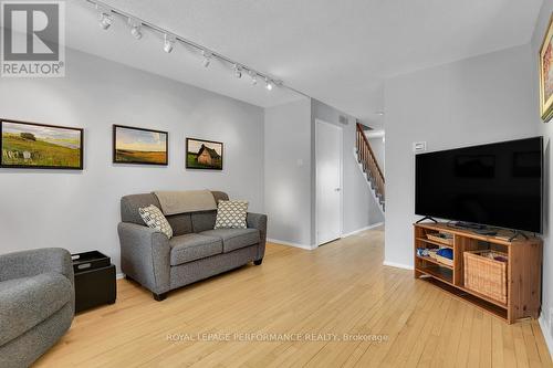 67 Ramsgate Private, Ottawa, ON - Indoor Photo Showing Living Room