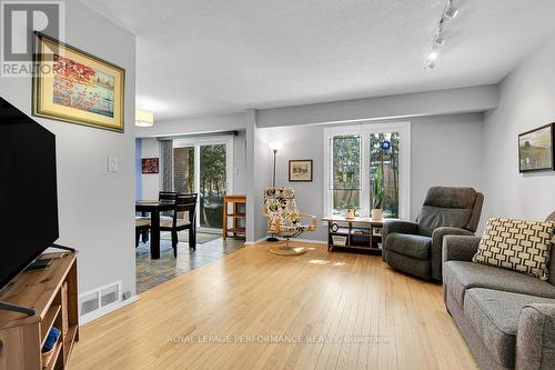 67 Ramsgate Private, Ottawa, ON - Indoor Photo Showing Living Room