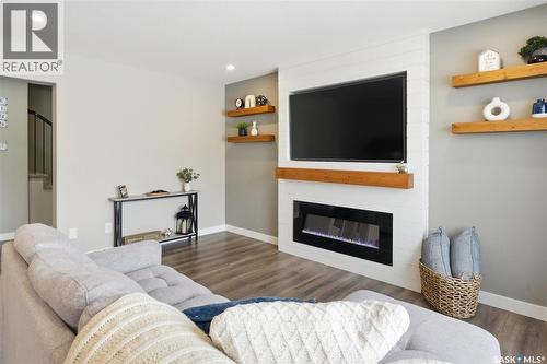 611 Ells Crescent, Saskatoon, SK - Indoor Photo Showing Living Room With Fireplace