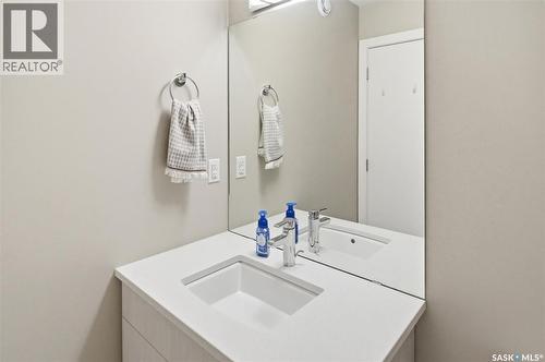 611 Ells Crescent, Saskatoon, SK - Indoor Photo Showing Bathroom