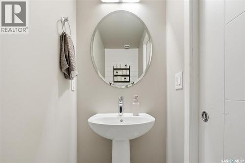 611 Ells Crescent, Saskatoon, SK - Indoor Photo Showing Bathroom