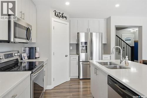 611 Ells Crescent, Saskatoon, SK - Indoor Photo Showing Kitchen With Stainless Steel Kitchen With Double Sink With Upgraded Kitchen