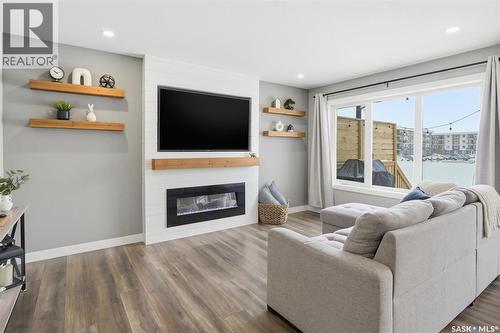 611 Ells Crescent, Saskatoon, SK - Indoor Photo Showing Living Room With Fireplace