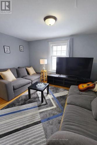 514 Bay Street, Ottawa, ON - Indoor Photo Showing Living Room
