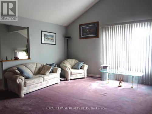 4170 Treetop Crescent, Mississauga, ON - Indoor Photo Showing Living Room