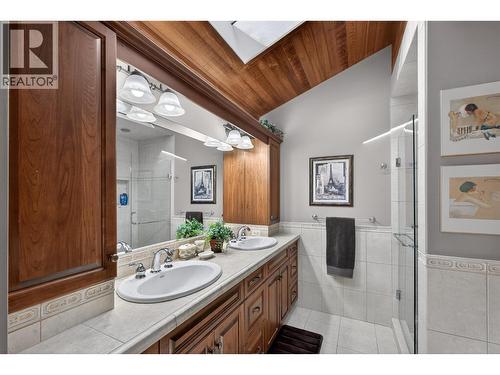 935 Lloyd Jones Drive, West Kelowna, BC - Indoor Photo Showing Bathroom