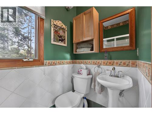 935 Lloyd Jones Drive, West Kelowna, BC - Indoor Photo Showing Bathroom