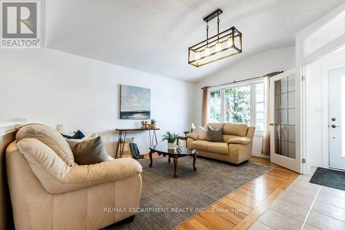 62 Spadara Drive, Hamilton, ON - Indoor Photo Showing Living Room