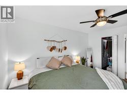 King sized bedroom - 