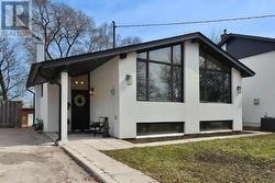 75 RANGOON ROAD  Toronto, ON M9C 4N8