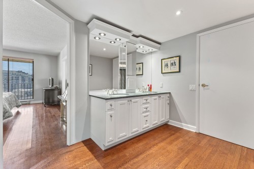 Powder room - 6L-6100 Ch. Deacon, Montréal (Côte-Des-Neiges/Notre-Dame-De-Grâce), QC - Indoor
