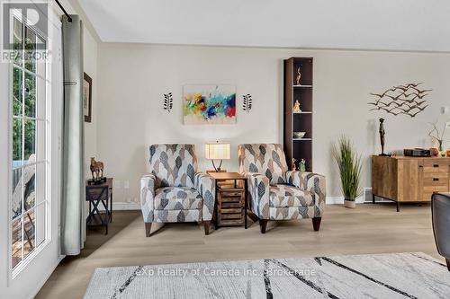 124 Wilson Avenue, Tillsonburg, ON - Indoor Photo Showing Living Room