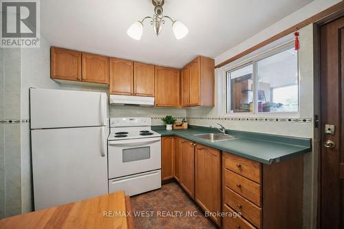 2 Lisburn Crescent, Toronto, ON - Indoor Photo Showing Kitchen