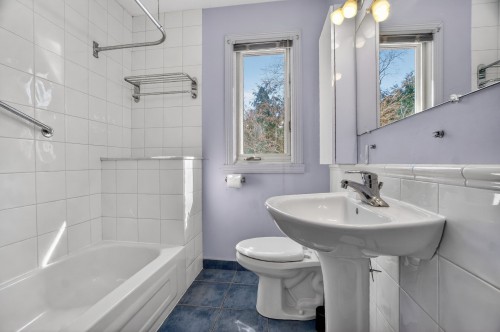 Bathroom - 71 Av. Edison, Saint-Lambert, QC - Indoor Photo Showing Bathroom