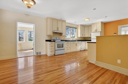 Dining Room - 71 Av. Edison, Saint-Lambert, QC - Indoor Photo Showing Kitchen